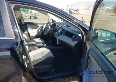 2018 Toyota Rav4 Xle z USA, uszkodzony, nr VIN 2T3WFREV5JW444540